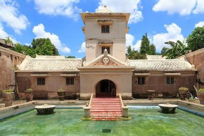 Castillo del Agua y Yogyakarta City Tour