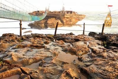 Recorrido por la playa de Timang, la cueva de Pindul y el pico Be