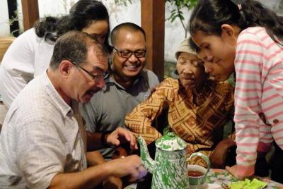 Cena exclusiva de Yogyakarta con familia local
