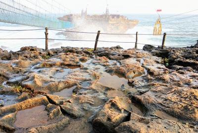 Timang Beach, Batik Class y Diversión entre el cielo