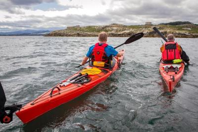 Kayak de mar a las cuevas marinas de Connemara a lo largo del Cam