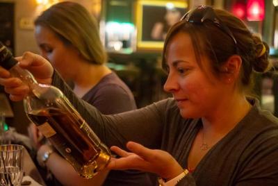 Degustación de whisky y comida premium en Dublín