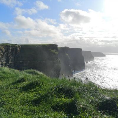 Acantilados de Moher, la bahía de Galway y la experiencia de pub 