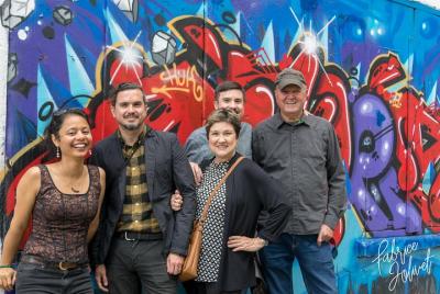 Grupo de amigos sesión de fotos en la icónica ciudad de Dublín.