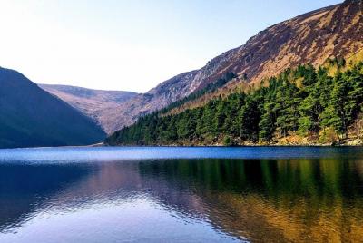 Tour privado en automóvil de lujo Wicklow Mountains y Glendalough