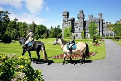 Paseo a caballo por las costas y bosques de Lough Corrib. Mayones Paseo a caballo por las costas y bosques de Lough Corrib. Mayones