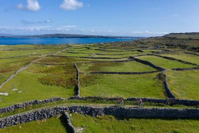 Ciclismo en la isla de Inishmore. Guiado / autoguiado. Día comple Ciclismo en la isla de Inishmore. Guiado / autoguiado. Día comple