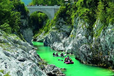 Excursión de un día en grupo al río Esmeralda y la cascada Kozjak