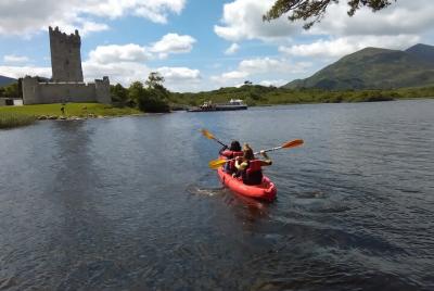 Kayak los lagos Killarney desde el castillo de Ross. Killarney Gu