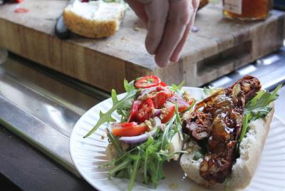 Deliciosa demostración de cocina vegana con un cocinero experto e Deliciosa demostración de cocina vegana con un cocinero experto e