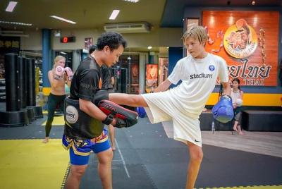 Entrena boxeo tailandés, cena tailandesa, mira los partidos en pr