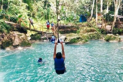 Tour privado de día completo a Blue Hole y River Gully Rain Fores