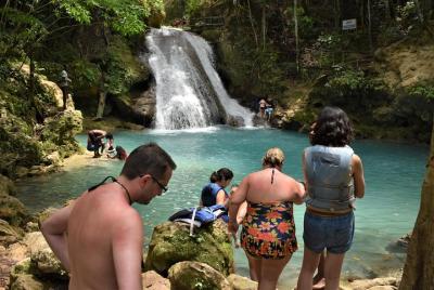 Excursión de un día a Blue Hole y Secret Falls más compras desde 