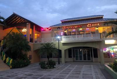 Recorrido privado por lo más destacado, compras y playa de Monteg