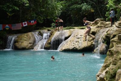 Escapada de un día a Blue Hole y Secret Falls con compras desde R