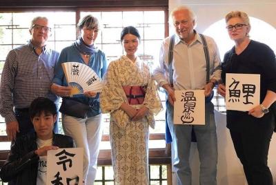 Experiencia de caligrafía de escribir kanji en un ventilador pleg