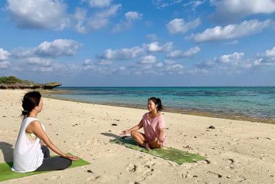 Yoga en la playa para sentir la naturaleza y la tierra en la isla