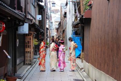 Experiencia de vestimenta de kimono en Kyoto Gion con recogida pu