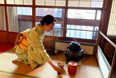 Ceremonia del té en kimono con maestro licenciado.
