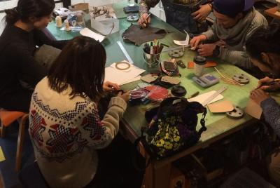 Accesorios japoneses modernos de cuero hechos a mano teñidos