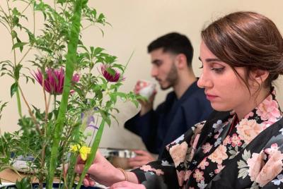 Clase de ikebana (arreglo floral tradicional japonés) en el centr