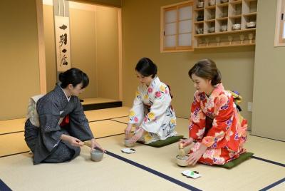 Una experiencia de ceremonia del té dirigida por una tienda de ar