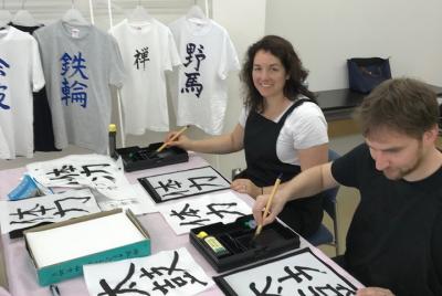 Caligrafía y haz tu propia camiseta Kanji en Kyoto