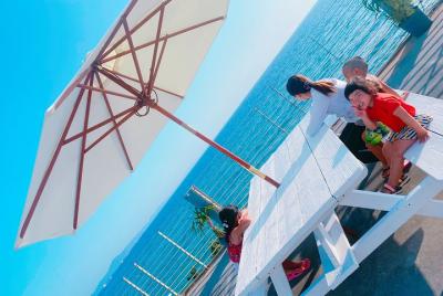 Experiencia de barbacoa Churaumi en la terraza con una vista espe