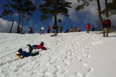 ¡Senderismo en la nieve para disfrutar en familia! Helado haciend