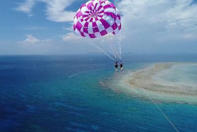 Experiencia de parasailing en grupos pequeños de Okinawa Naha con