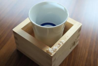 Happy Sake set! (sake con tazas tradicionales de masu y guinomi c