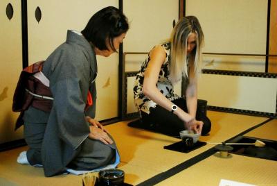 Ceremonia del té en una sala de estilo japonés en Nara Ceremonia del té en una sala de estilo japonés en Nara
