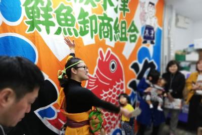 Recorrido a pie por el mercado (hormigas degustación de sashimi)