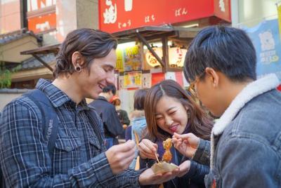 Visita a pie gastronómica local de Osaka en Dotonbori y Shinsekai
