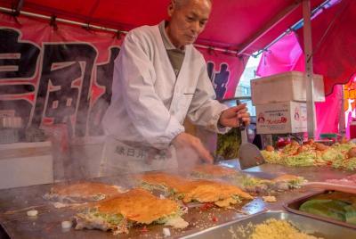 Tour de comida callejera de Osaka con un gourmet local: privado y