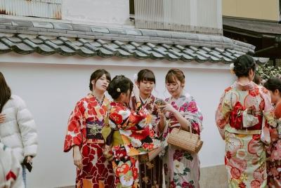 Experiencia de vestimenta de kimono en Osaka Umeda con recogida p