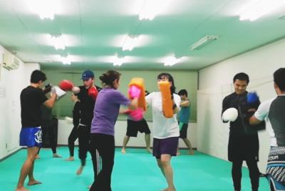 divertida clase de kickboxing para principiantes