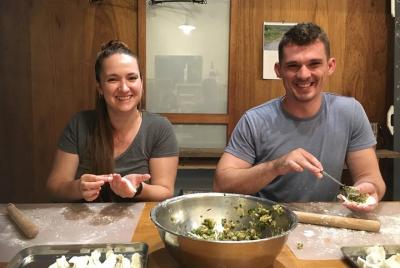 ¡Disfruta de la deliciosa bola de masa hervida de Gyoza con cerve