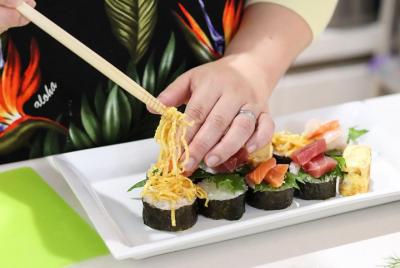 Lección de cocina japonesa y comida con un profesional local en s Lección de cocina japonesa y comida con un profesional local en s