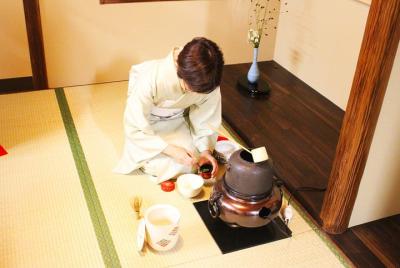 Lección de kimono y ceremonia del té con maestro de té con licenc