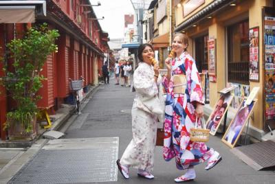 Paseo de kimono en Asakusa: tome fotos en Uchikake utilizado en e
