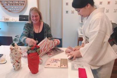 Clase de envoltura y ceremonia de té Tenugui-Furoshiki en Asakusa