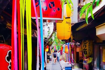 Historia de Shinjuku próspera y paseo a pie de fantasía Sake Historia de Shinjuku próspera y paseo a pie de fantasía Sake