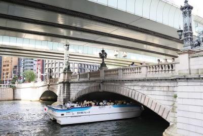 Crucero por el río desde el muelle de Nihonbashi para sentir el v