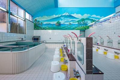 Onsen y bebida al aire libre amigables con los tatuajes