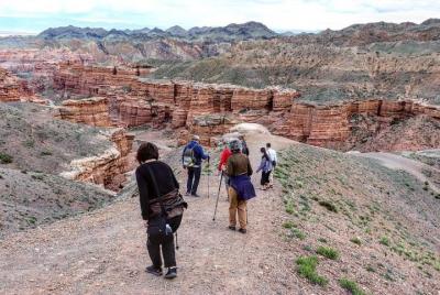 Tour grupal de un día a Charyn Canyon y Moon Valley Tour grupal de un día a Charyn Canyon y Moon Valley