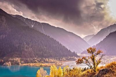 Excursión privada de un día al fascinante lago Issyk Excursión privada de un día al fascinante lago Issyk
