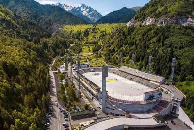 Viaje de montaña (esquí / patinaje sobre hielo / caminata) Viaje de montaña (esquí / patinaje sobre hielo / caminata)