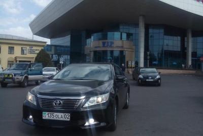 Traslado al aeropuerto de Almaty Toyota Camry 50