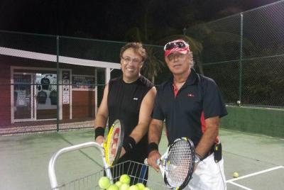 Excursión de tenis de San Martín: golpear con el profesional